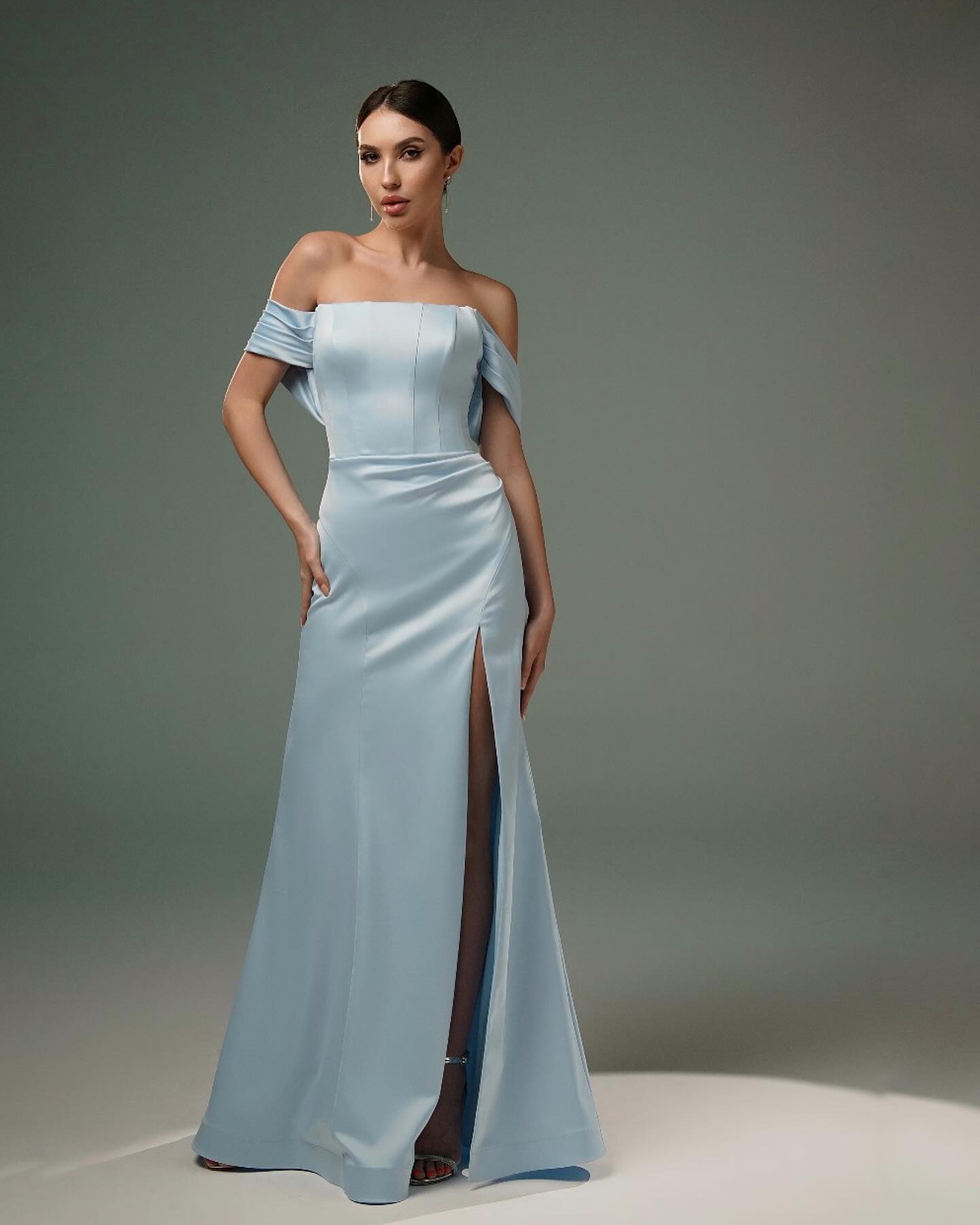 Impresionantes vestidos de fiesta de satén con corte A, hombros descubiertos, sin mangas y abertura frontal