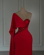 Erstaunliches rotes Chiffon-Ballkleid mit One-Shoulder-Träger und Flügelärmeln und Strass
