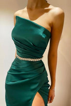 Erstaunliches säulenförmiges ärmelloses Satin-Ballkleid mit Rüschenschlitz