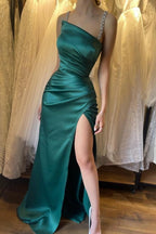 Erstaunliches säulenförmiges ärmelloses Satin-Ballkleid mit Rüschenschlitz