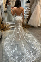 Wunderschönes säulenförmiges, ärmelloses Brautkleid aus Tüll und Spitze mit Spaghettiträgern in Elfenbein