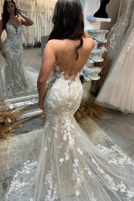 Wunderschönes säulenförmiges, ärmelloses Brautkleid aus Tüll und Spitze mit Spaghettiträgern in Elfenbein