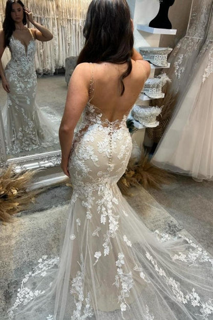 Wunderschönes säulenförmiges, ärmelloses Brautkleid aus Tüll und Spitze mit Spaghettiträgern in Elfenbein