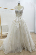Increíble vestido de novia largo de corte A con apliques de encaje y tul con cola de capilla