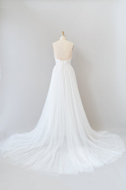 Increíble vestido de novia largo de tul con cola capilla, apliques y espalda descubierta.