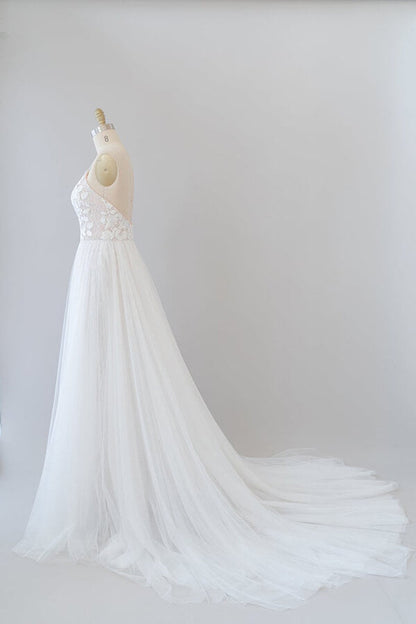 Increíble vestido de novia largo de tul con cola capilla, apliques y espalda descubierta.