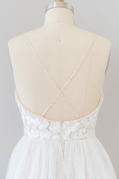 Increíble vestido de novia largo de tul con cola capilla, apliques y espalda descubierta.