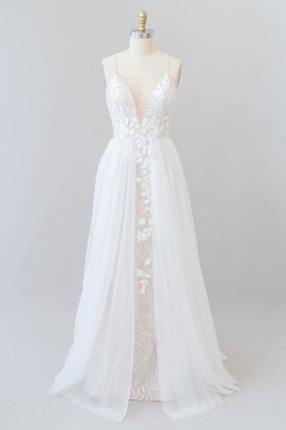Increíble vestido de novia largo de tul con cola capilla, apliques y espalda descubierta.