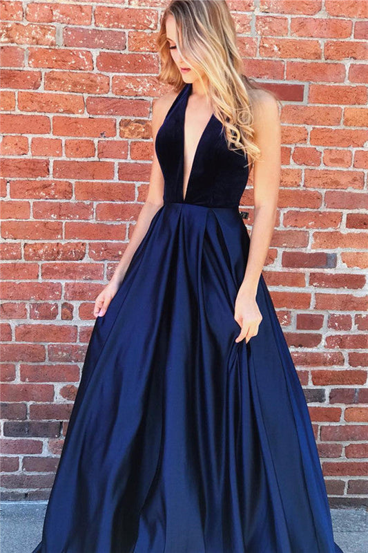 Increíble vestido de fiesta largo con escote halter, fruncido y espalda abierta