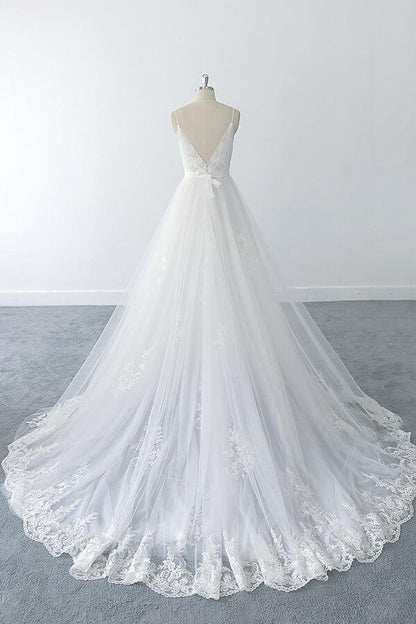 Increíble vestido de novia largo de tul con escote en V, volantes y apliques.