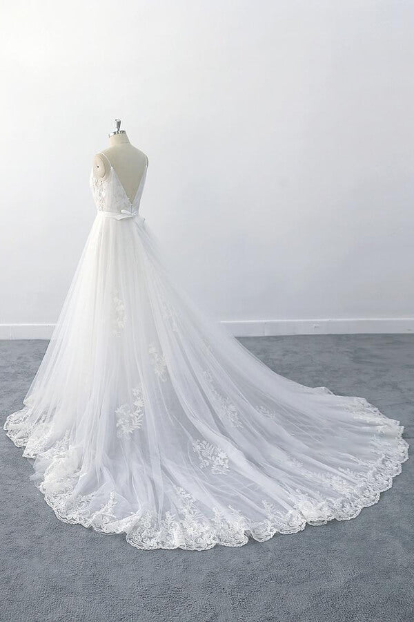 Increíble vestido de novia largo de tul con escote en V, volantes y apliques.