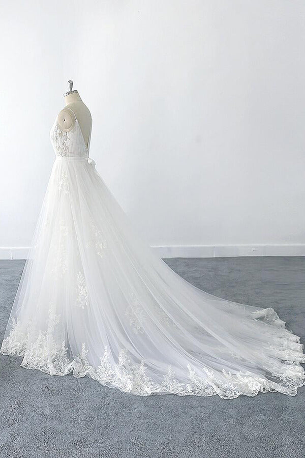 Increíble vestido de novia largo de tul con escote en V, volantes y apliques.