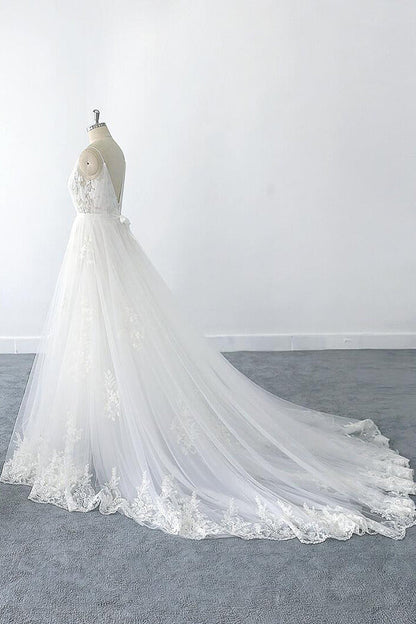 Increíble vestido de novia largo de tul con escote en V, volantes y apliques.