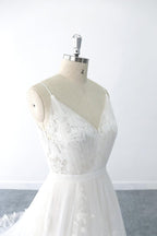 Increíble vestido de novia largo de tul con escote en V, volantes y apliques.