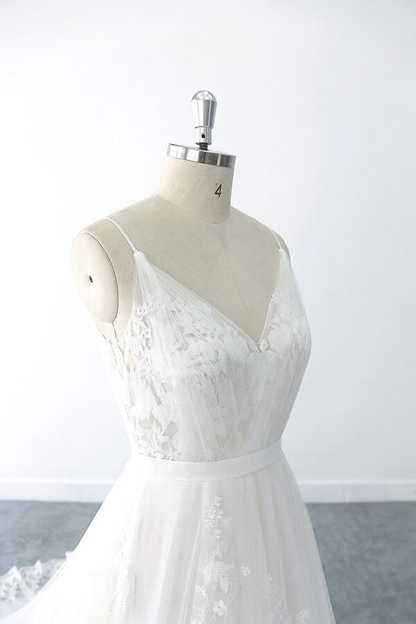 Increíble vestido de novia largo de tul con escote en V, volantes y apliques.