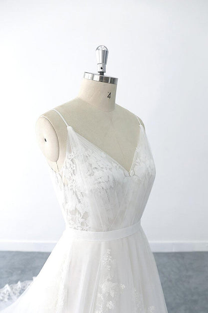 Increíble vestido de novia largo de tul con escote en V, volantes y apliques.