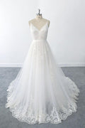 Increíble vestido de novia largo de tul con escote en V, volantes y apliques.