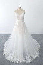Increíble vestido de novia largo de tul con escote en V, volantes y apliques.