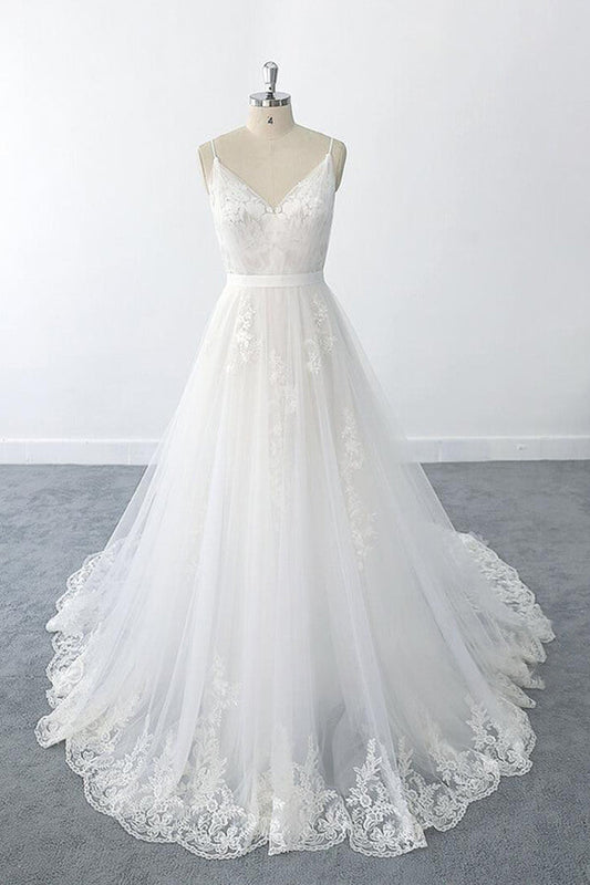 Increíble vestido de novia largo de tul con escote en V, volantes y apliques.