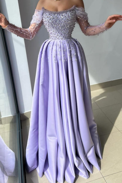Impresionante vestido de fiesta largo color lila de corte A con hombros descubiertos, pedrería, satén y perlas.
