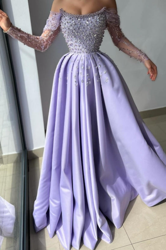 Impresionante vestido de fiesta largo color lila de corte A con hombros descubiertos, pedrería, satén y perlas.