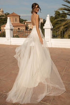 Increíble vestido de novia de tul con cola capilla y espalda abierta y corte sirena largo