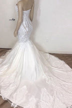 Erstaunliches langes Meerjungfrau-Brautkleid mit trägerlosem Spitzenbesatz