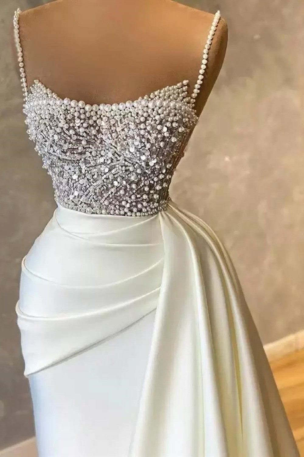 Impresionantes vestidos de fiesta formales de satén con lentejuelas y perlas, largos y sin tirantes, de corte sirena