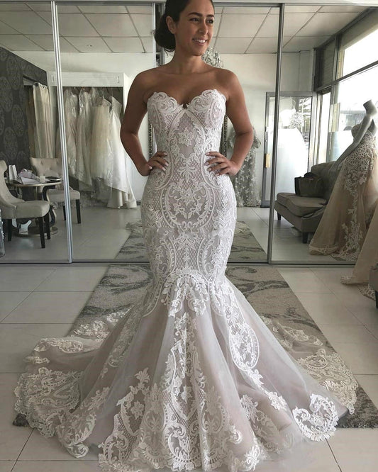 Increíble vestido de novia largo de sirena con apliques de encaje y escote en forma de corazón