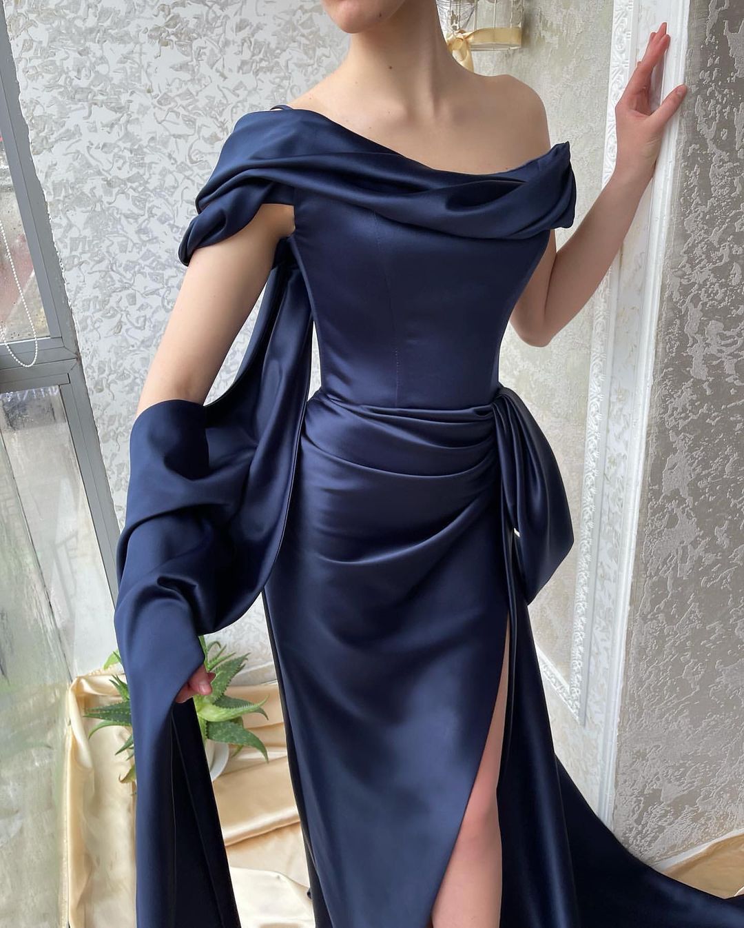 Erstaunliches langes, marineblaues, schulterfreies Meerjungfrauen-Ballkleid mit Schlitz