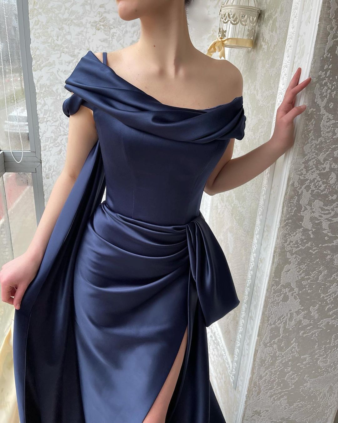 Erstaunliches langes, marineblaues, schulterfreies Meerjungfrauen-Ballkleid mit Schlitz