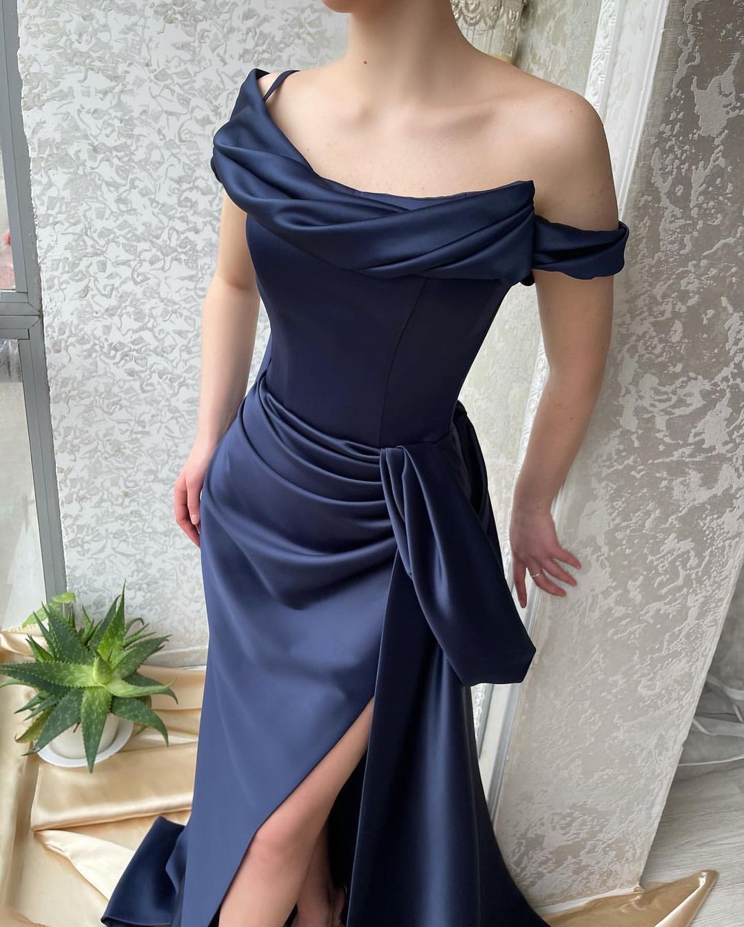 Erstaunliches langes, marineblaues, schulterfreies Meerjungfrauen-Ballkleid mit Schlitz