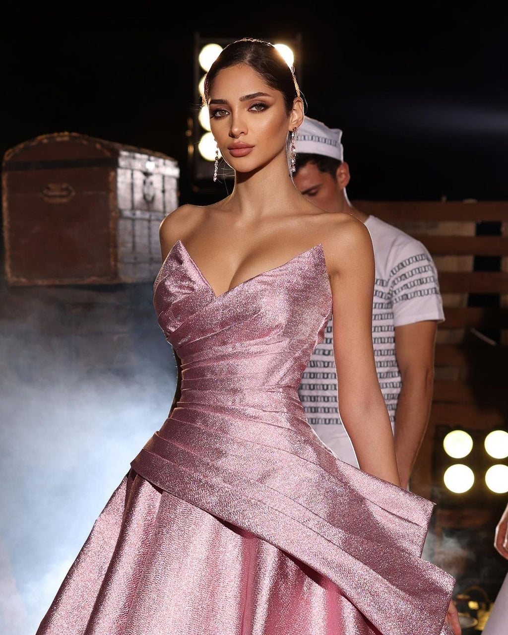 Erstaunliches langes rosa A-Linien-Ballkleid mit V-Ausschnitt und ärmellosem Glitzer
