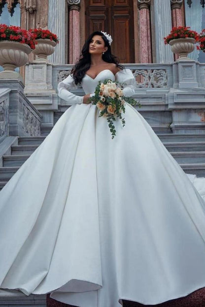 Impresionantes vestidos de novia largos de satén estilo princesa con escote corazón y mangas