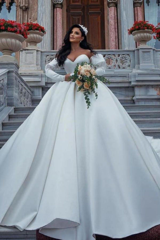 Impresionantes vestidos de novia largos de satén estilo princesa con escote corazón y mangas