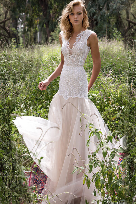 Increíble vestido de novia largo con escote en V, encaje, tul y espalda descubierta