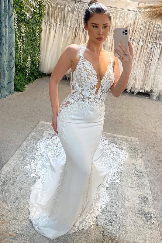 Increíble vestido de novia largo blanco con escote en V, tirantes finos, corte sirena, sin mangas y encaje.