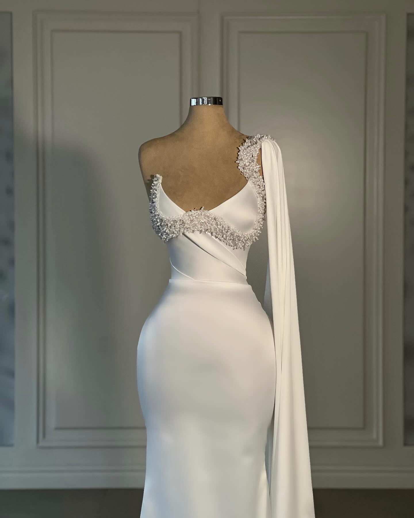 Increíble vestido de novia blanco sin mangas de satén estilo sirena con un solo hombro y diamantes de imitación