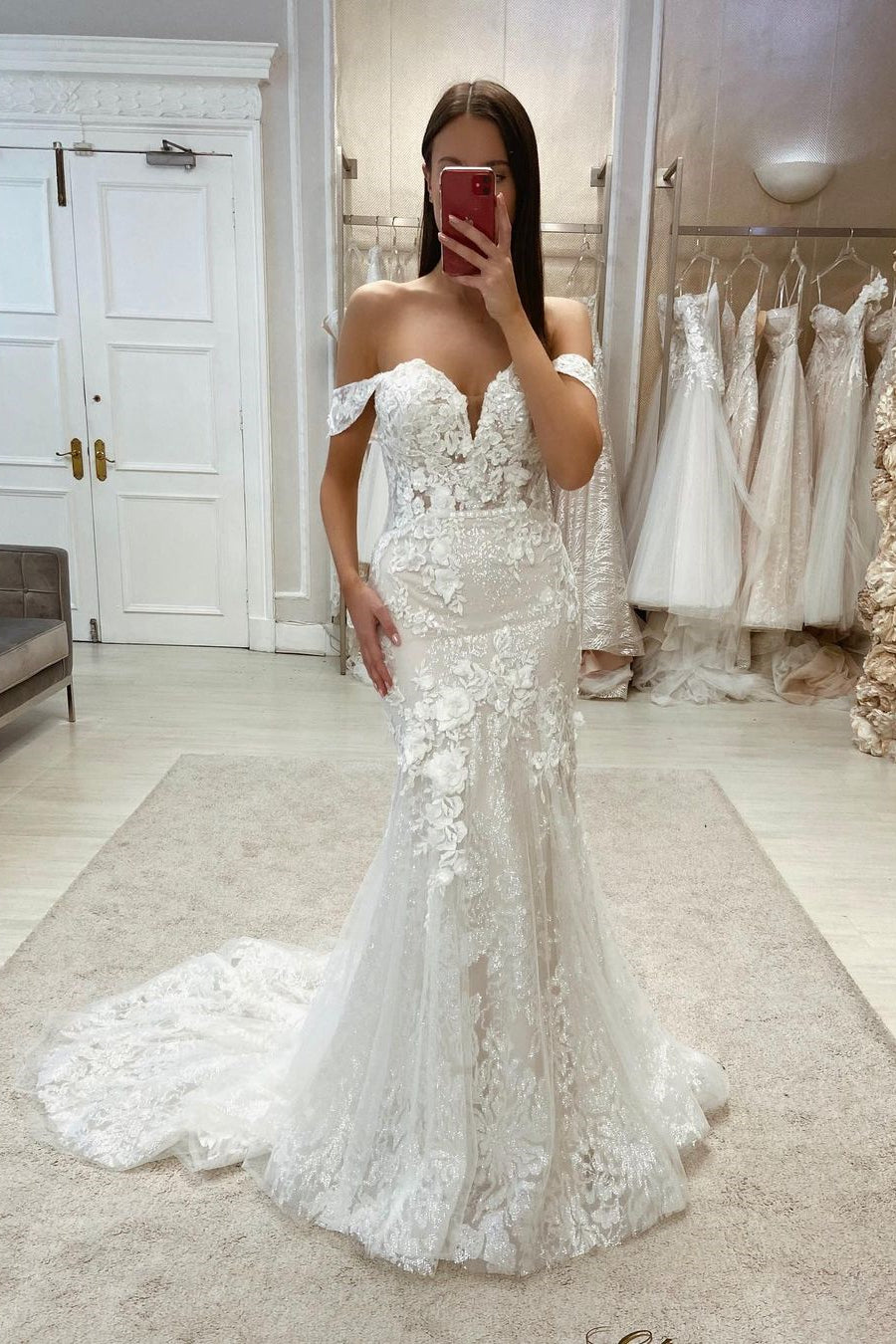 Increíble vestido de novia de sirena con apliques de encaje y hombros descubiertos