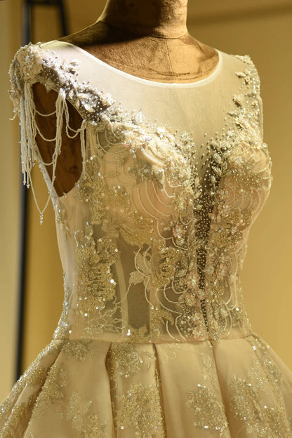 Wunderschönes Prinzessinnen-Brautkleid in Elfenbein mit Schnürung, funkelnden Perlen und Tüll 