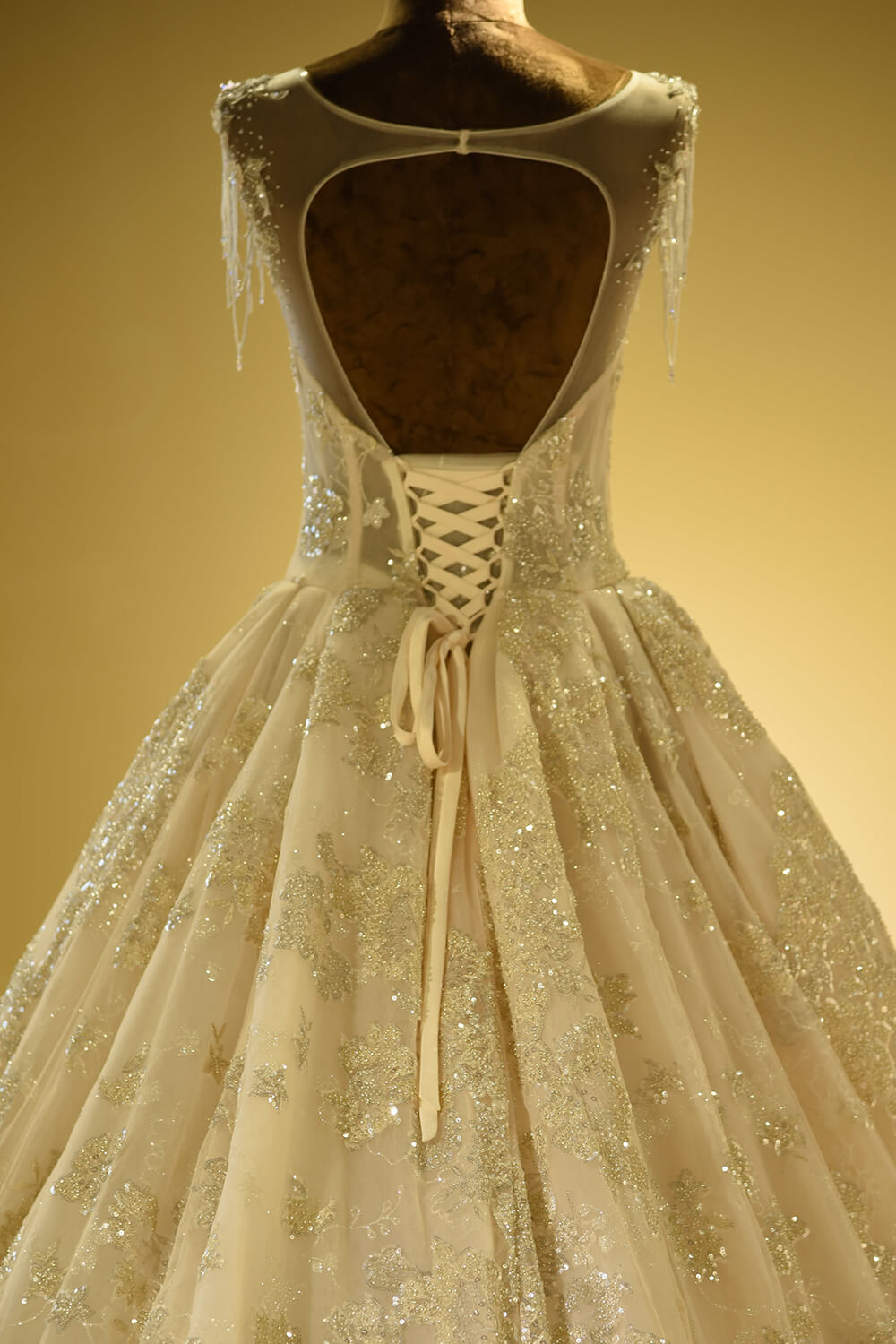 Wunderschönes Prinzessinnen-Brautkleid in Elfenbein mit Schnürung, funkelnden Perlen und Tüll 
