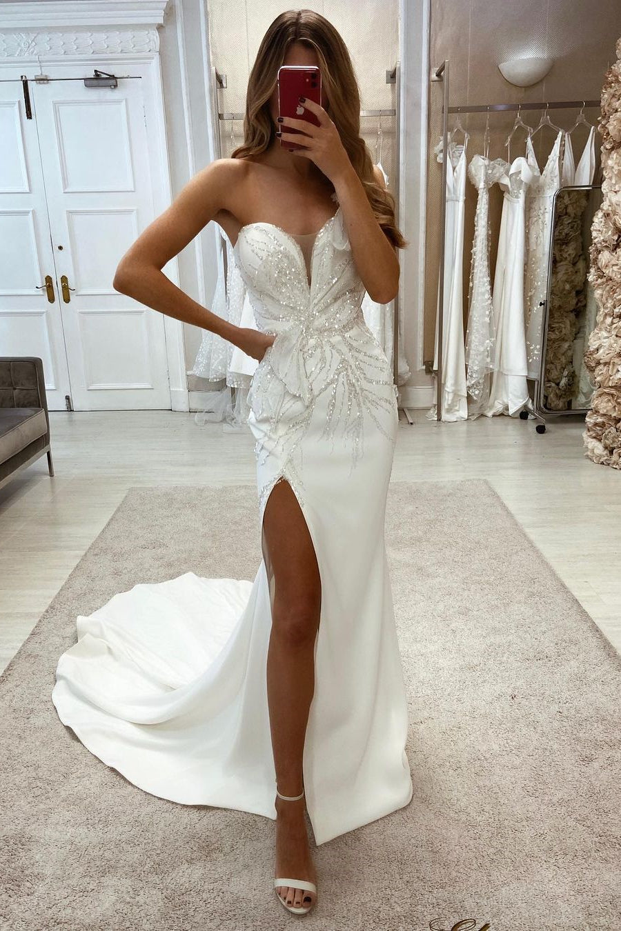 Wunderschönes ärmelloses Brautkleid aus Spitze mit Pailletten und Schlitz