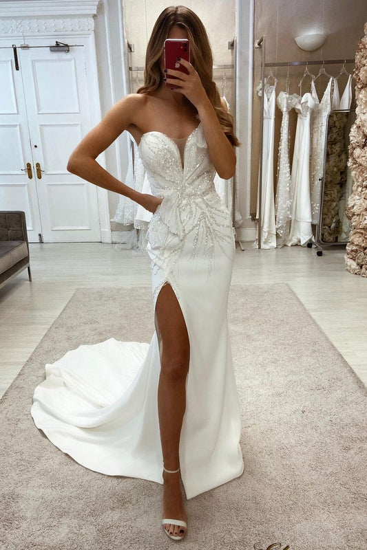 Wunderschönes ärmelloses Brautkleid aus Spitze mit Pailletten und Schlitz