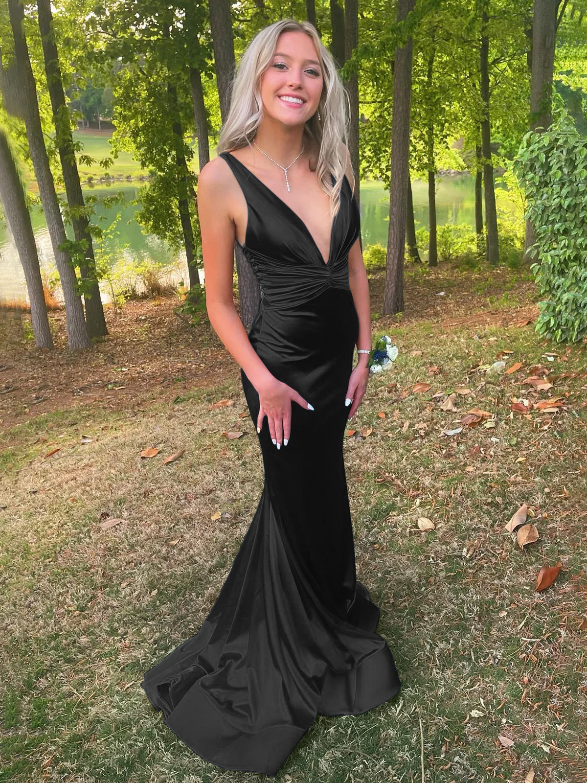 Anwea | Tief ausgeschnittenes, blaues, gerüschtes Meerjungfrau-Ballkleid aus Satin 