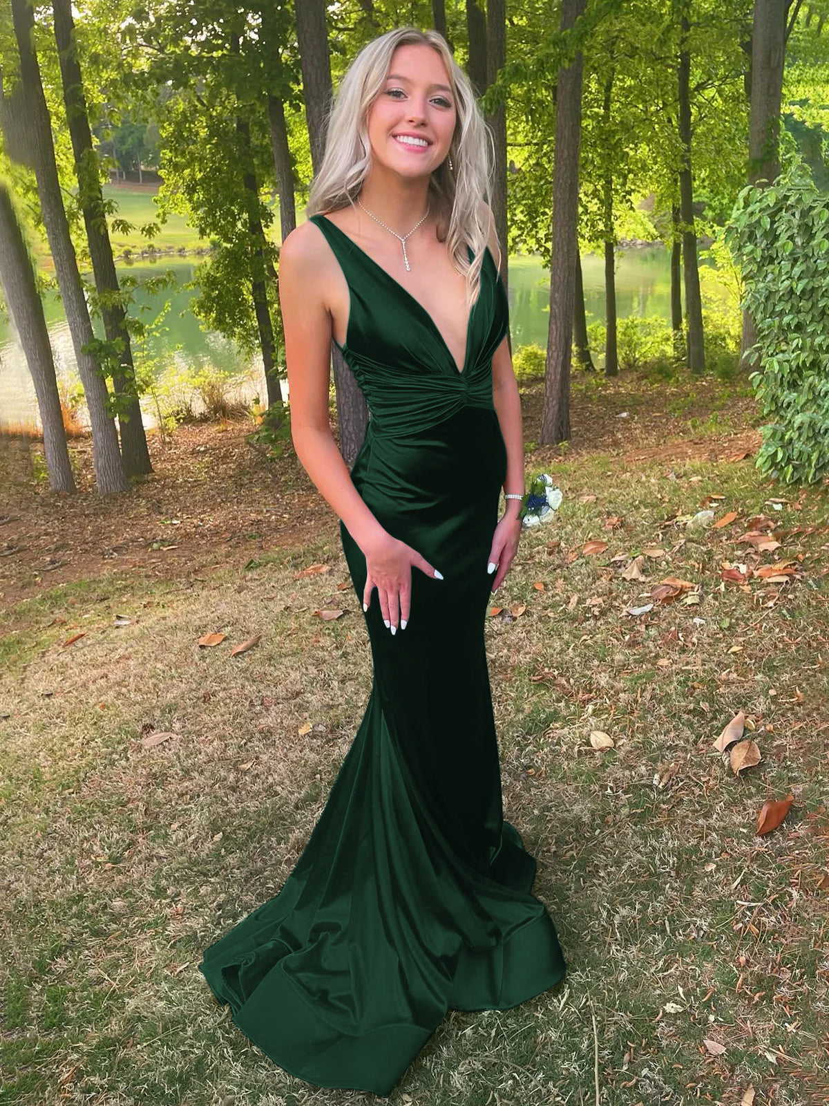 Anwea | Tief ausgeschnittenes, blaues, gerüschtes Meerjungfrau-Ballkleid aus Satin 
