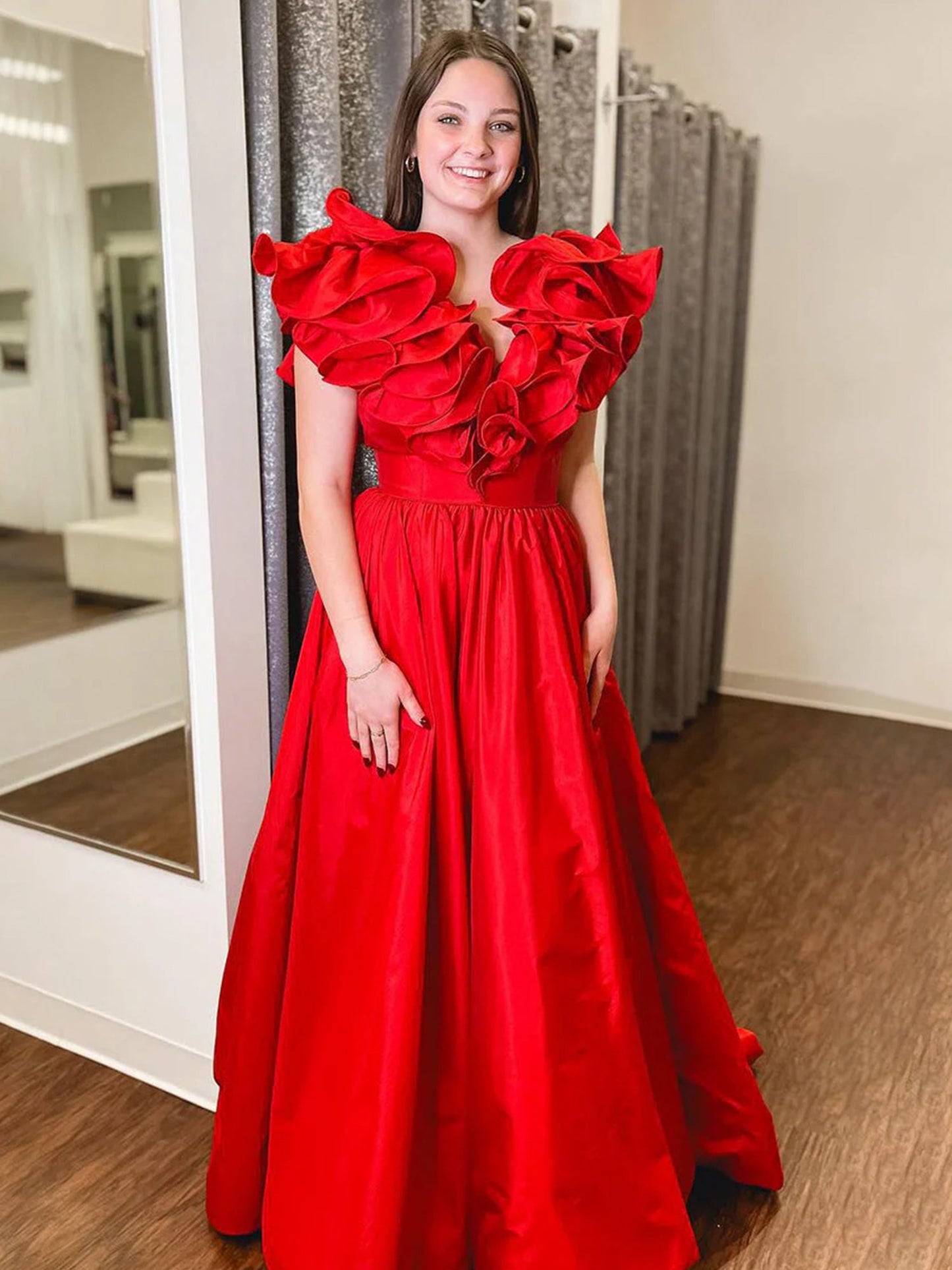 Arden | Rotes A-Linien-Ballkleid aus Satin mit Rüschen und V-Ausschnitt