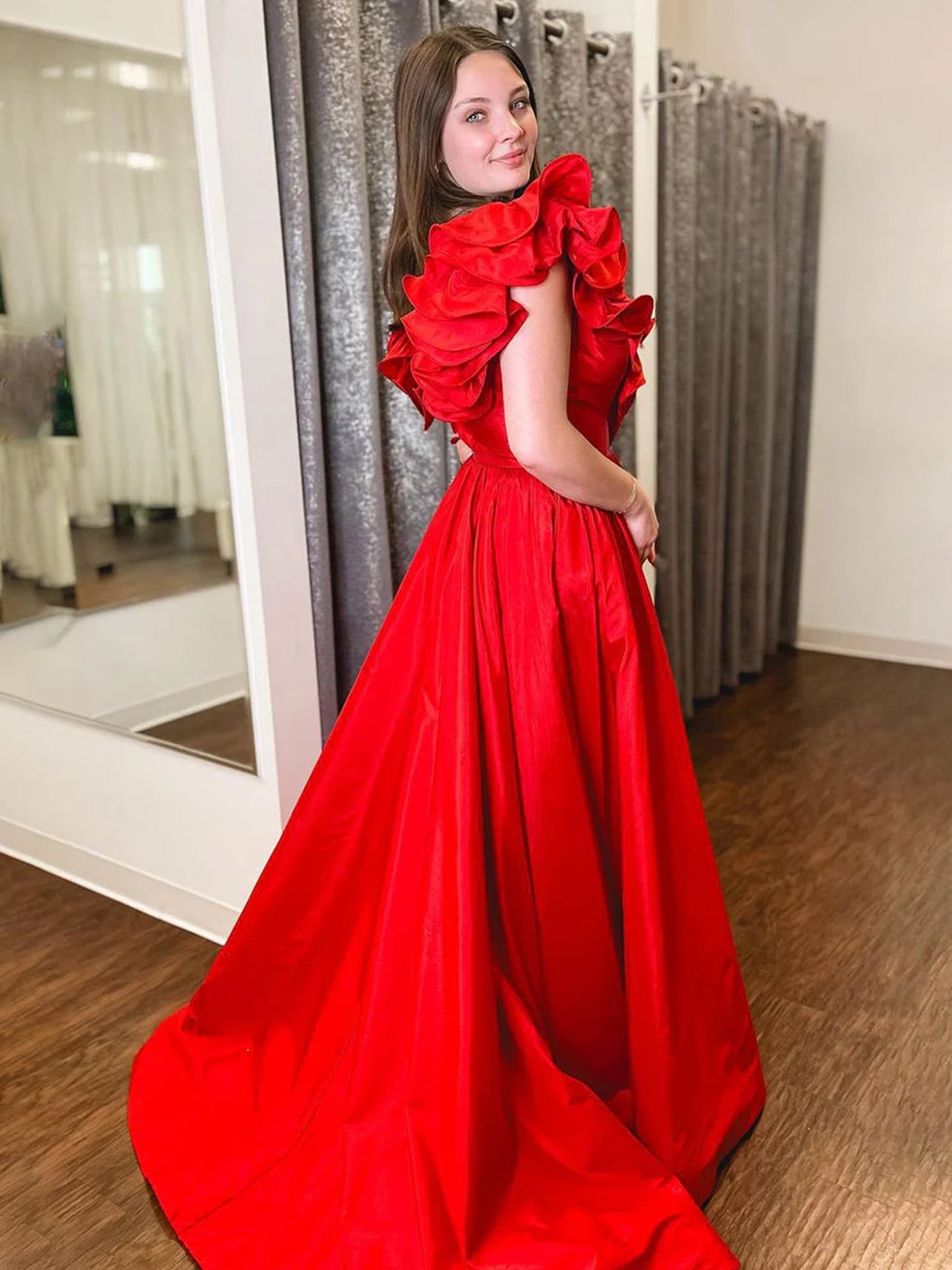 Arden | Rotes A-Linien-Ballkleid aus Satin mit Rüschen und V-Ausschnitt