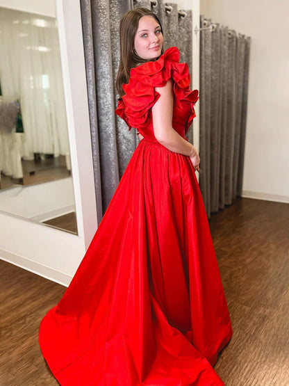 Arden | Rotes A-Linien-Ballkleid aus Satin mit Rüschen und V-Ausschnitt