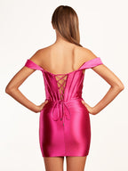 Ariana | Vestido corto de satén fucsia con hombros descubiertos para la fiesta de bienvenida