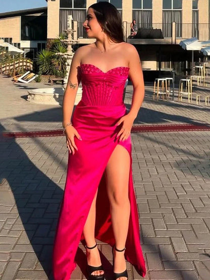 Astraea | Meerjungfrau-Ballkleid, trägerlos, blau, mit Perlen besetzt, gerüscht und mit Schlitz
